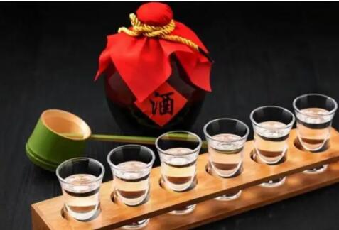 白酒新动向：高端稳健增长 次高端弹性释放 区域酒升级延续